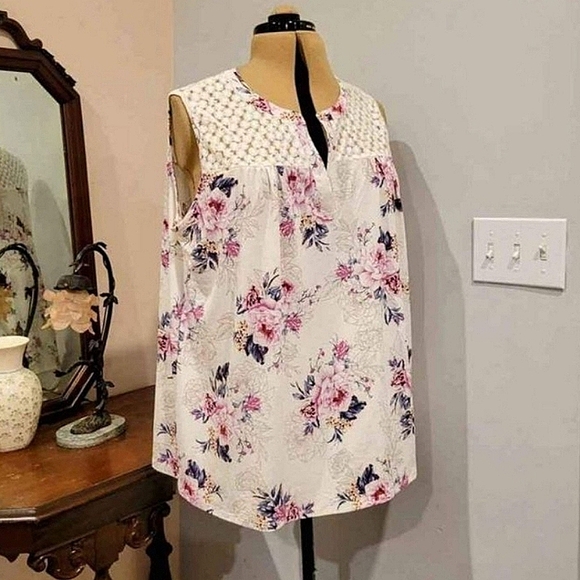 Lavish Tops - NWOT 2X Lavish Sheer Shoulder Top